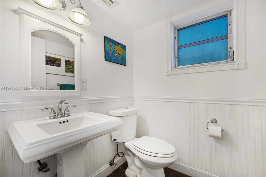 最近售出: $1,000,000 (2 贝兹, 2 浴室, 1340 平方英尺)