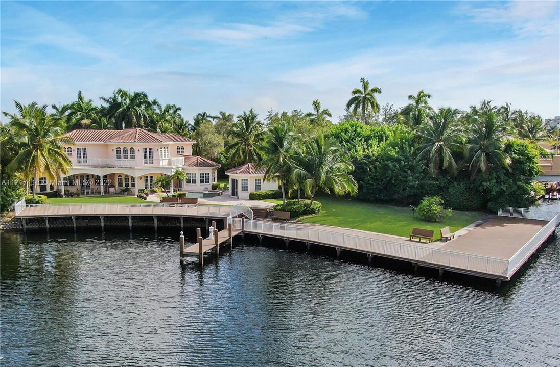 Recently Sold: $4,750,000 (5 beds, 6 baths, 6798 Square Feet)