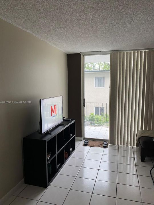 Recently Sold: $162,500 (1 beds, 1 baths, 779 Square Feet)