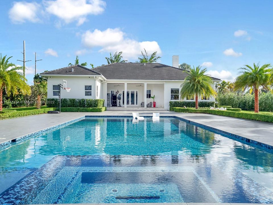 Recently Sold: $2,800,000 (5 beds, 5 baths, 3697 Square Feet)