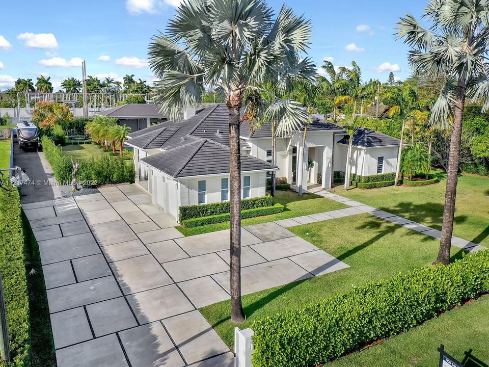 Recently Sold: $2,800,000 (5 beds, 5 baths, 3697 Square Feet)