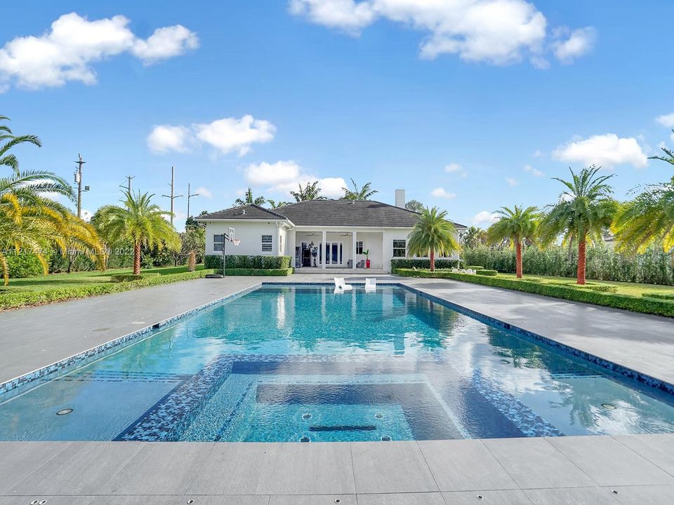 Recently Sold: $2,800,000 (5 beds, 5 baths, 3697 Square Feet)