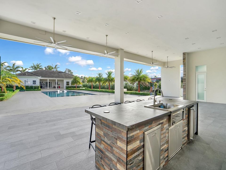 Recently Sold: $2,800,000 (5 beds, 5 baths, 3697 Square Feet)