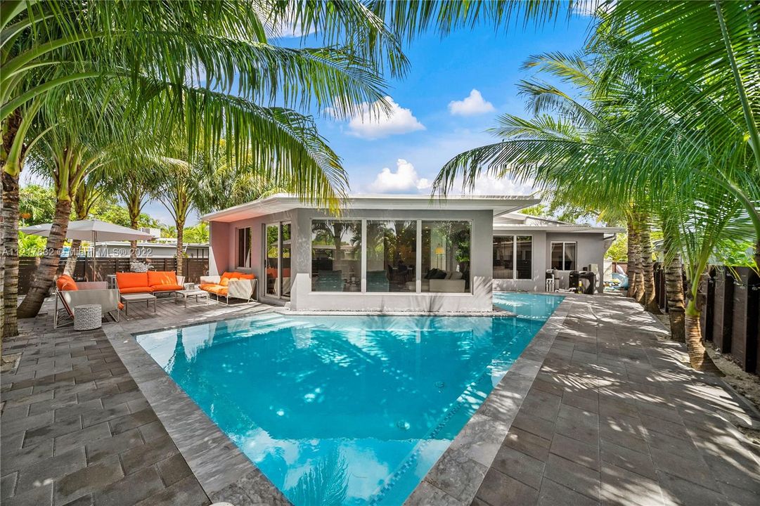 Recently Sold: $2,299,000 (5 beds, 4 baths, 3129 Square Feet)