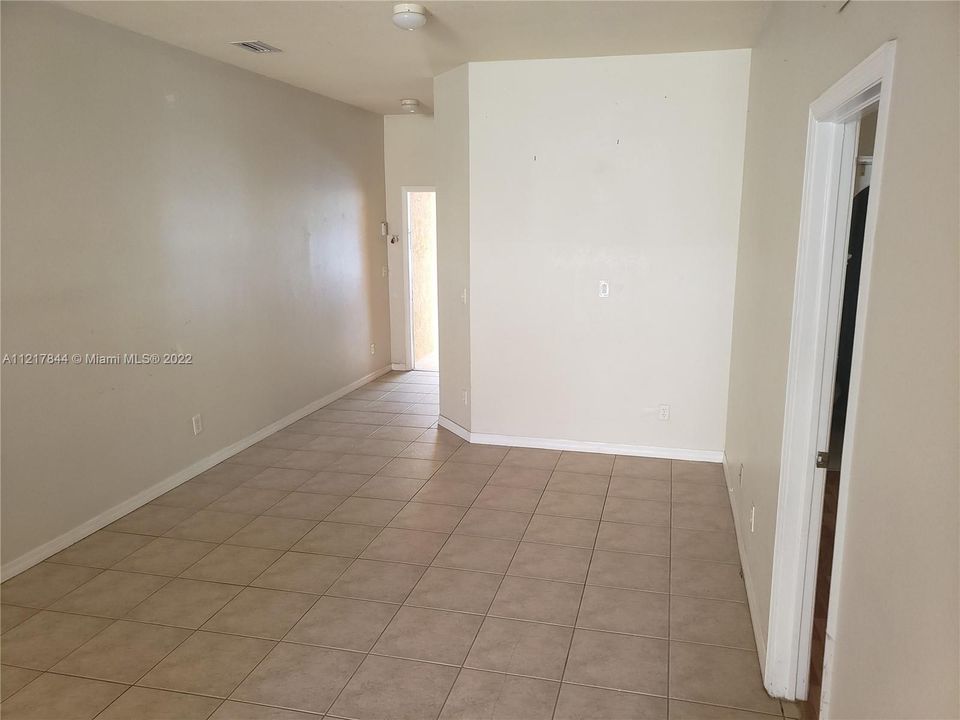 Recently Rented: $1,750 (3 beds, 2 baths, 1115 Square Feet)