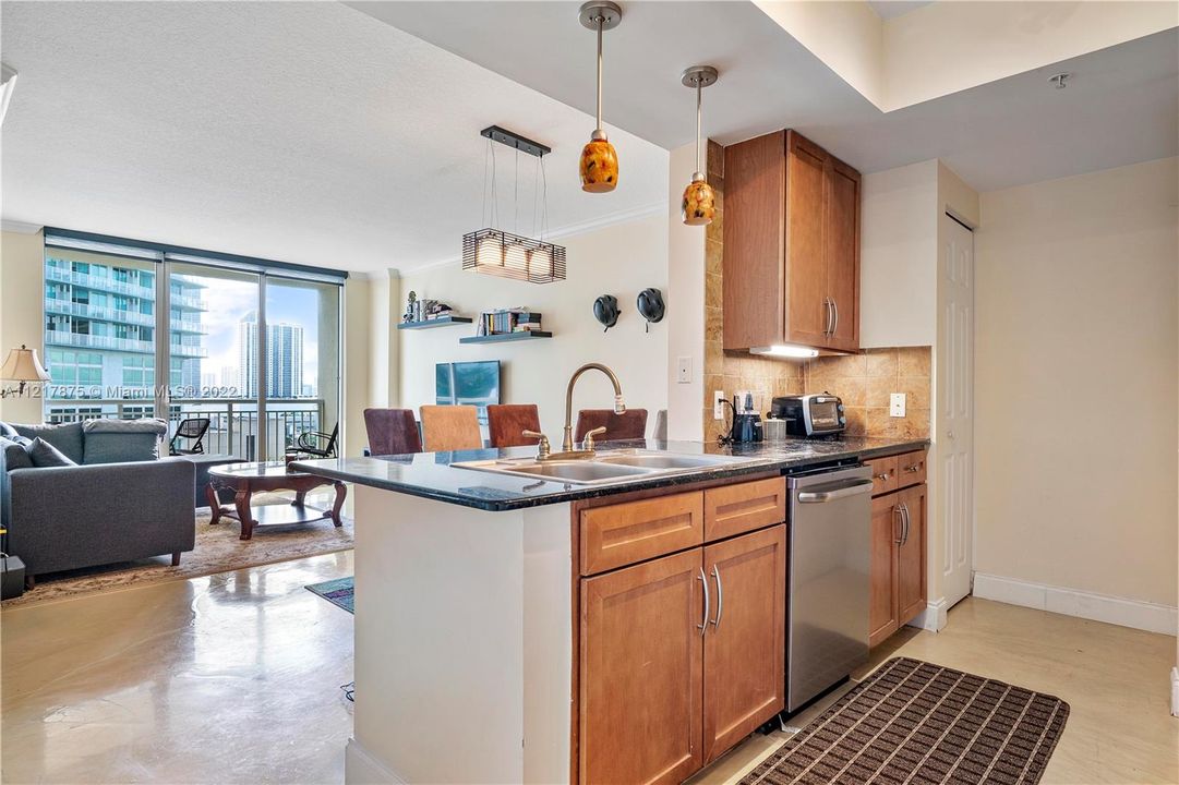 Recently Sold: $349,000 (1 beds, 1 baths, 723 Square Feet)