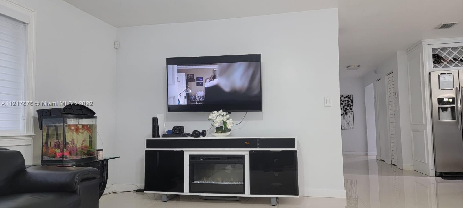 Recently Rented: $4,500 (3 beds, 2 baths, 1634 Square Feet)