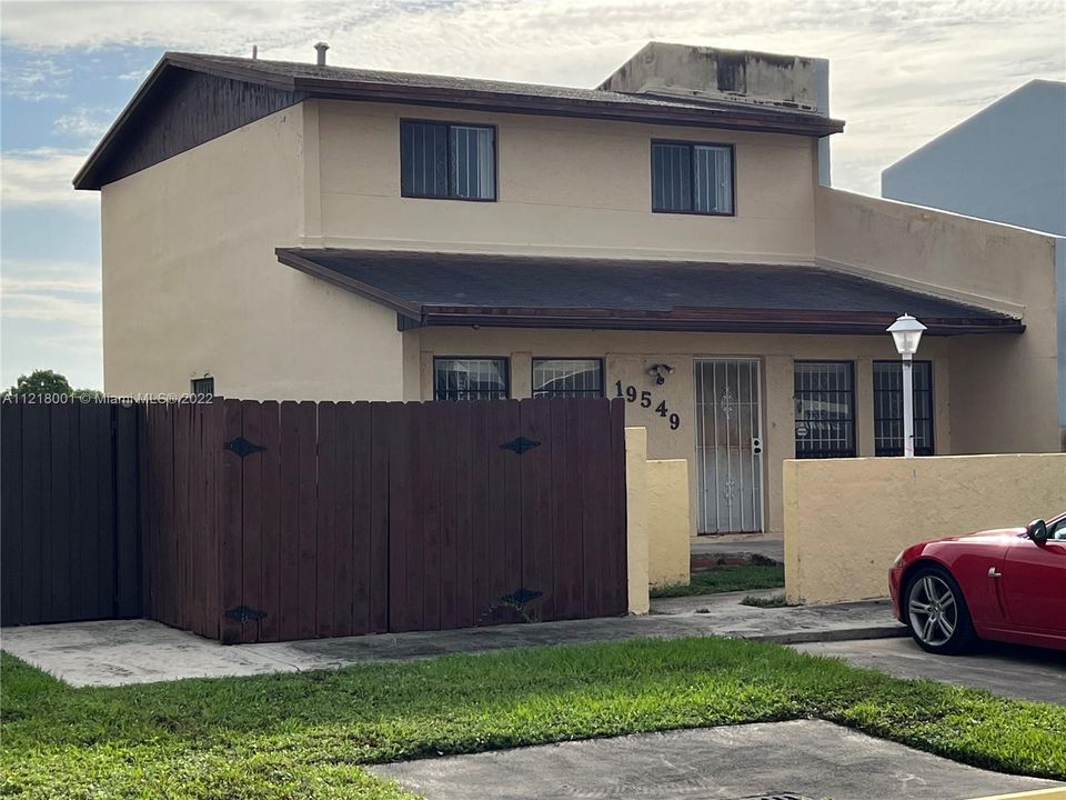 Vendido Recientemente: $379,000 (3 camas, 2 baños, 1678 Pies cuadrados)