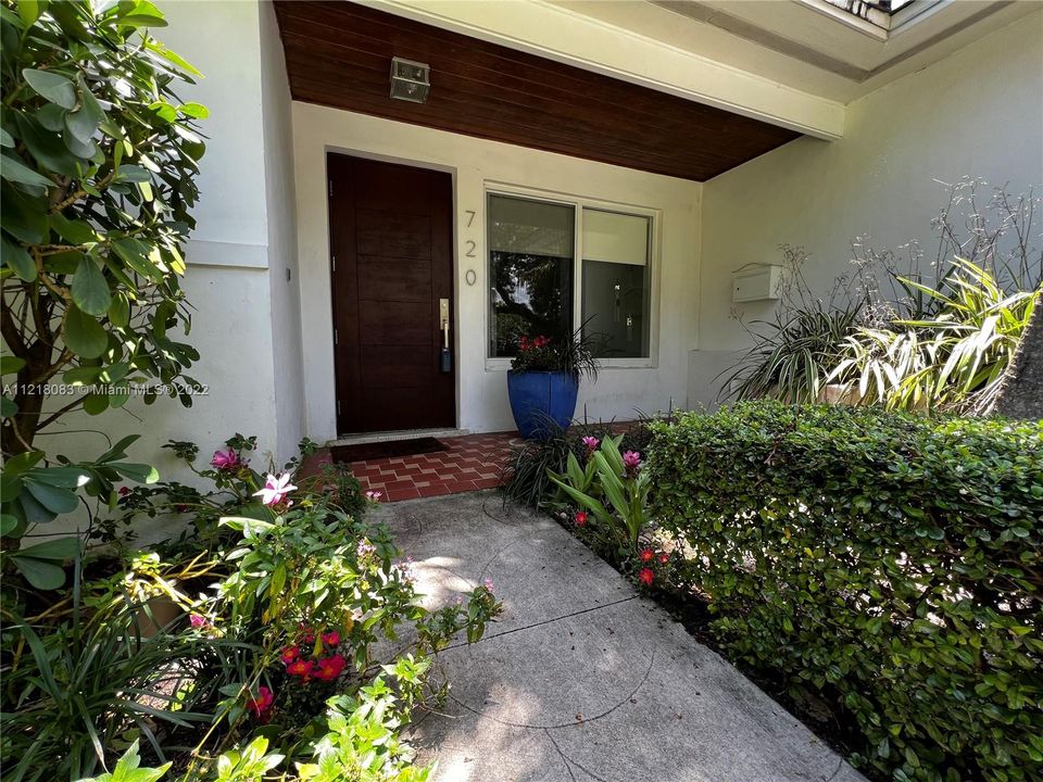 Recently Sold: $1,275,000 (3 beds, 2 baths, 1810 Square Feet)