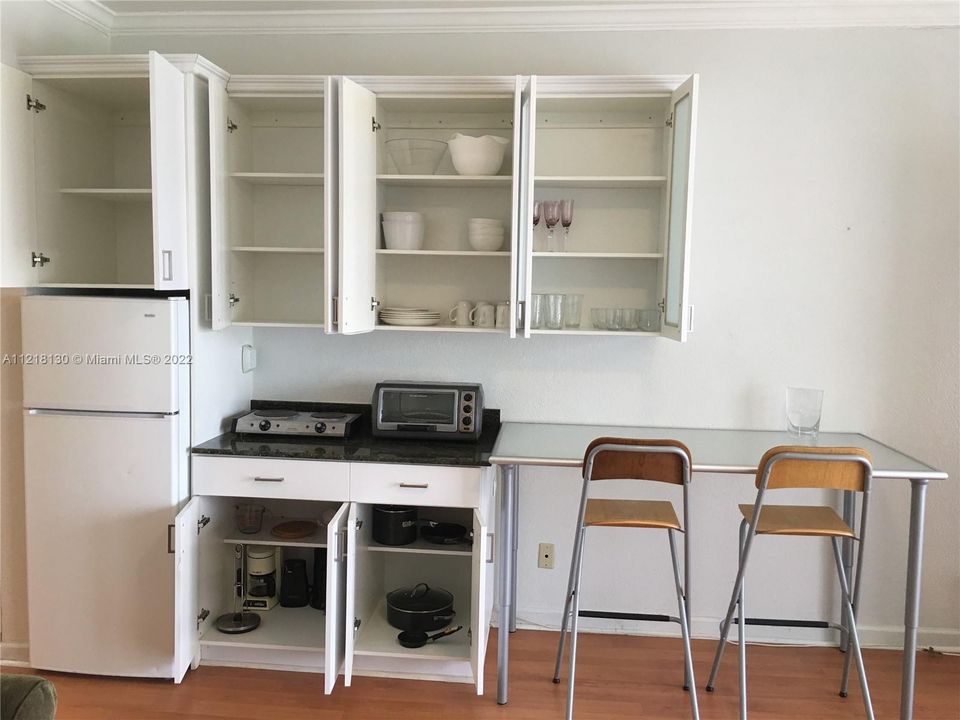 Back to the equipped kitchenette, with good storage space. Everything could be included.