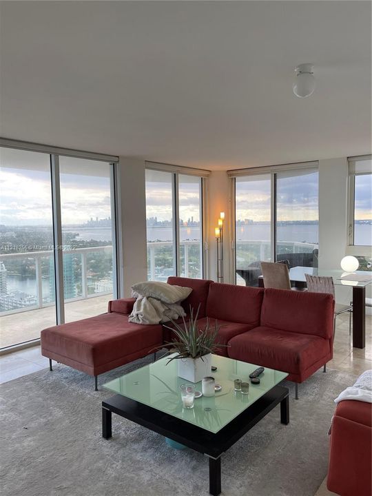 Recently Sold: $1,400,000 (2 beds, 2 baths, 1322 Square Feet)