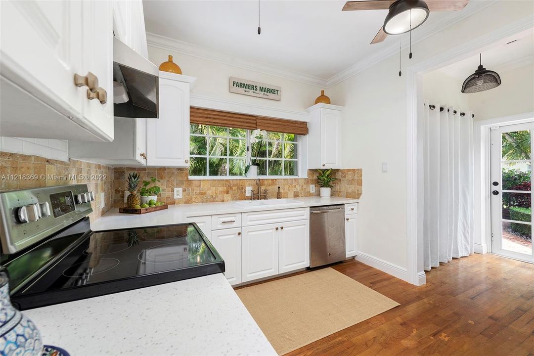 Recently Sold: $975,000 (2 beds, 2 baths, 1318 Square Feet)