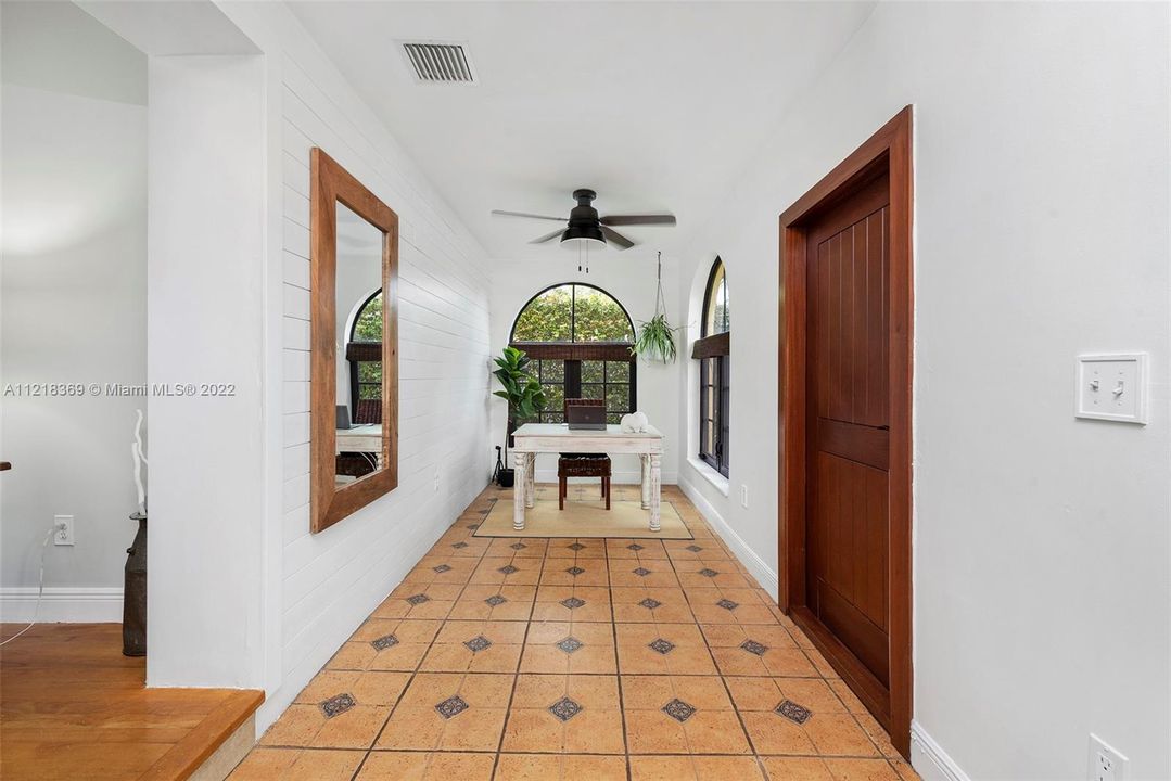 Recently Sold: $975,000 (2 beds, 2 baths, 1318 Square Feet)