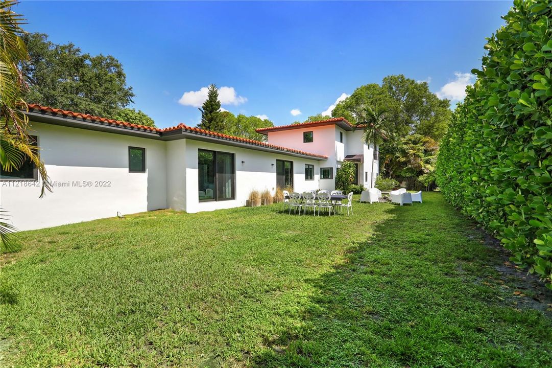 Recently Sold: $3,950,000 (5 beds, 3 baths, 3534 Square Feet)