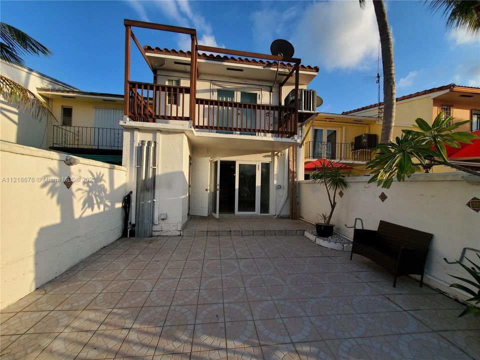 Recently Sold: $750,000 (2 beds, 2 baths, 1444 Square Feet)