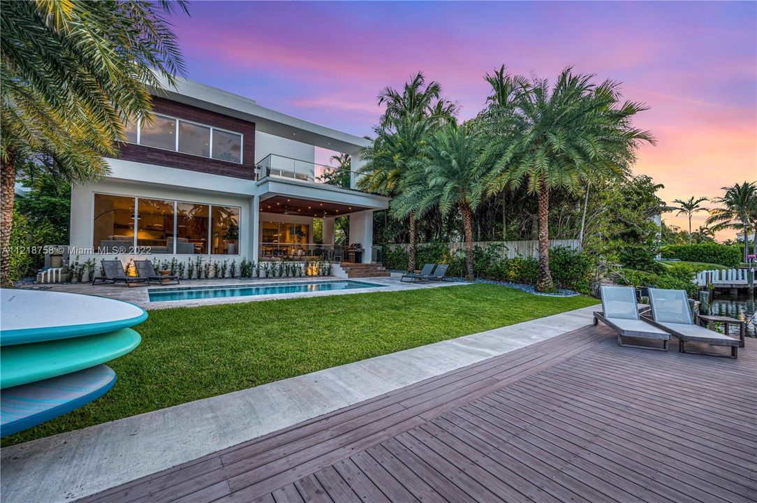 Recently Sold: $8,750,000 (5 beds, 5 baths, 4636 Square Feet)