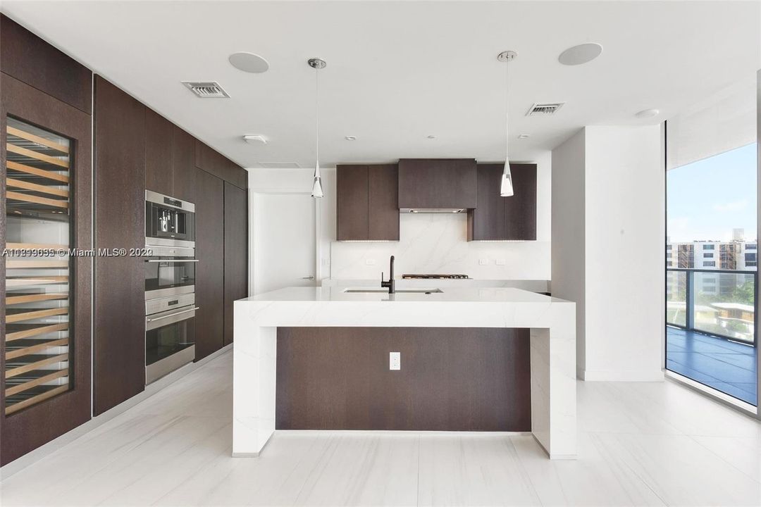 Recently Sold: $2,395,000 (2 beds, 3 baths, 1885 Square Feet)