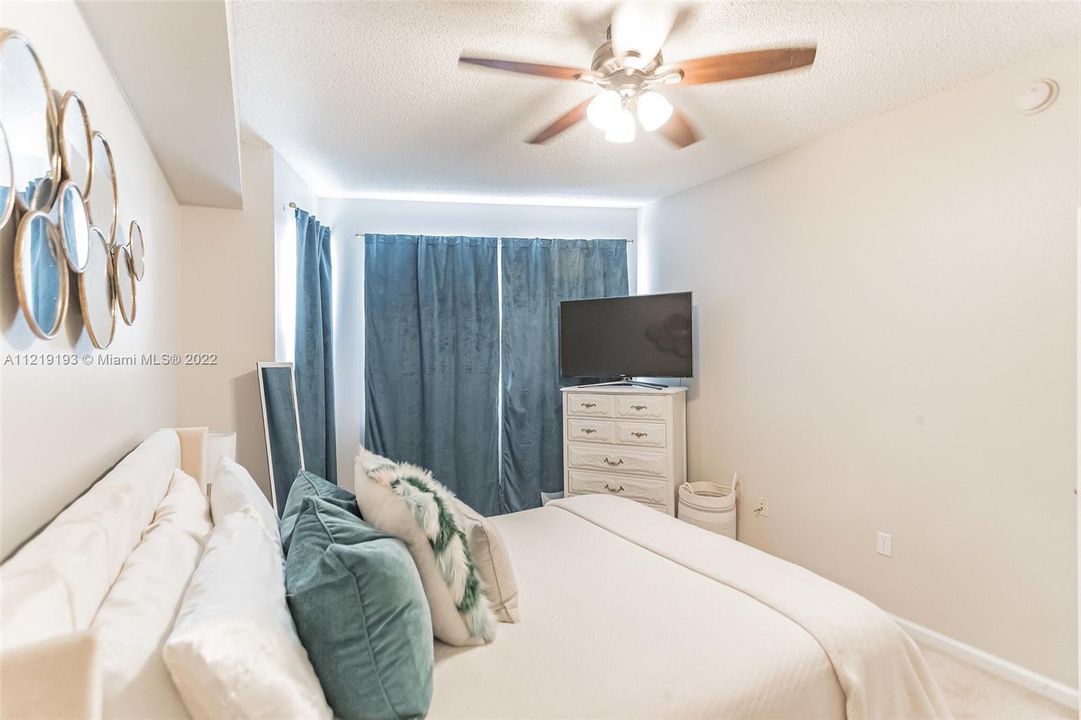Recently Sold: $299,888 (1 beds, 1 baths, 760 Square Feet)