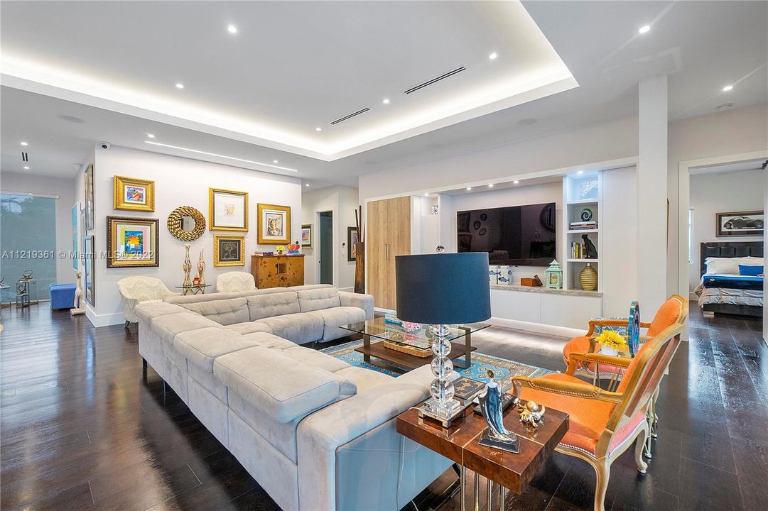 Recently Sold: $4,250,000 (5 beds, 5 baths, 4989 Square Feet)