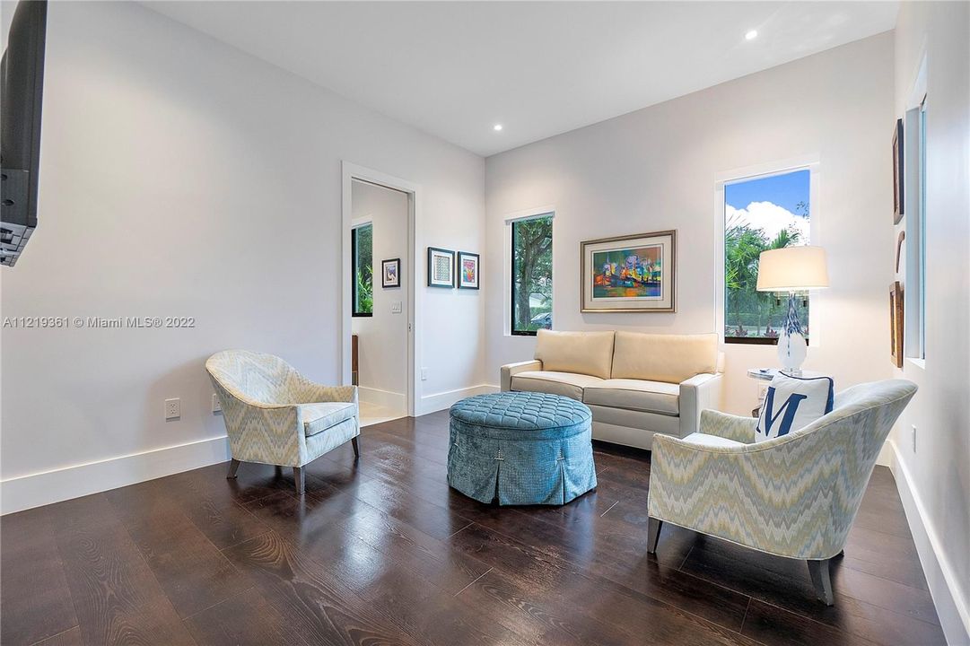 Recently Sold: $4,250,000 (5 beds, 5 baths, 4989 Square Feet)