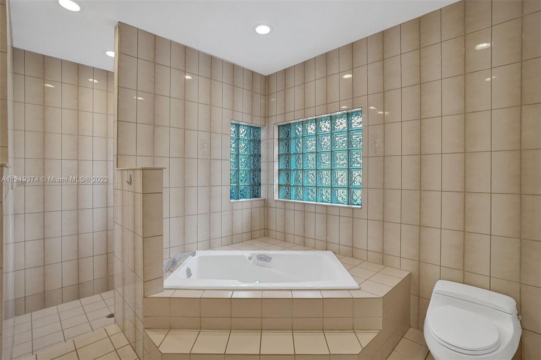 最近售出: $824,800 (4 贝兹, 4 浴室, 2916 平方英尺)