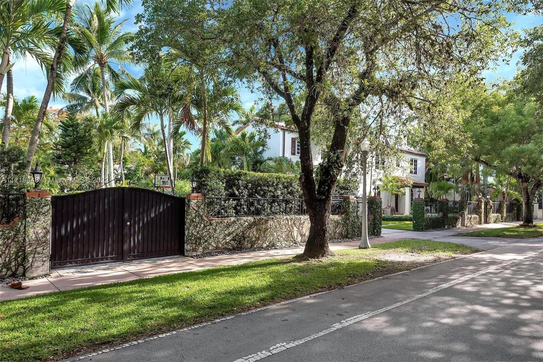 Recently Sold: $3,475,000 (5 beds, 3 baths, 4024 Square Feet)