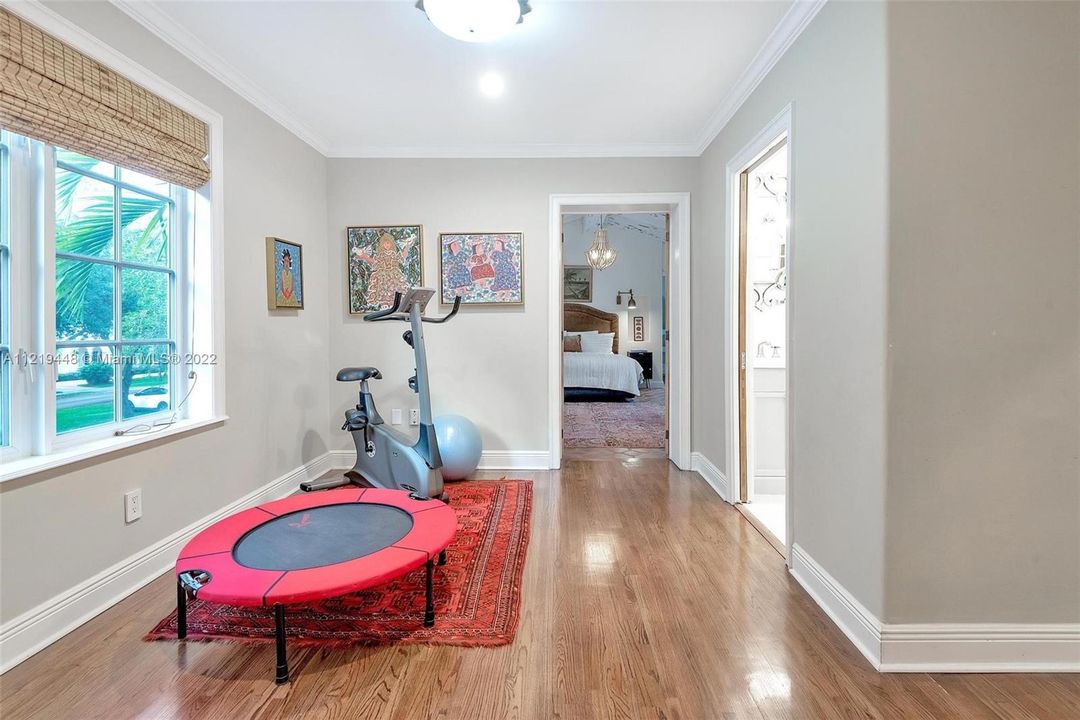 Recently Sold: $3,475,000 (5 beds, 3 baths, 4024 Square Feet)