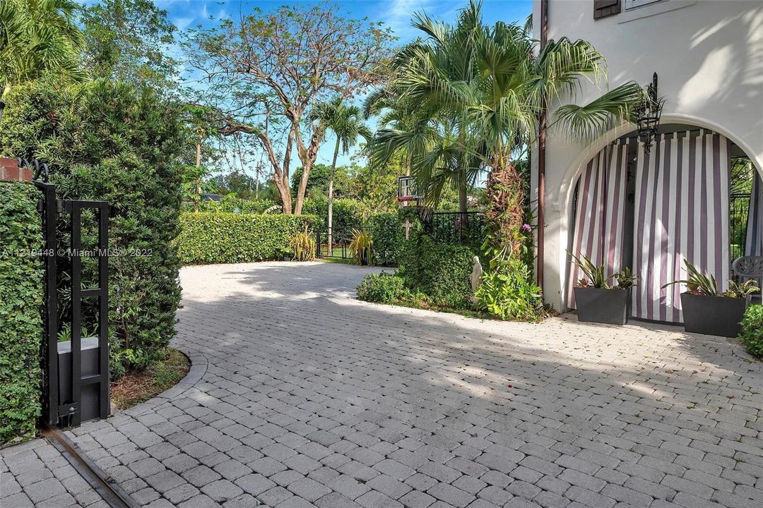 Recently Sold: $3,475,000 (5 beds, 3 baths, 4024 Square Feet)