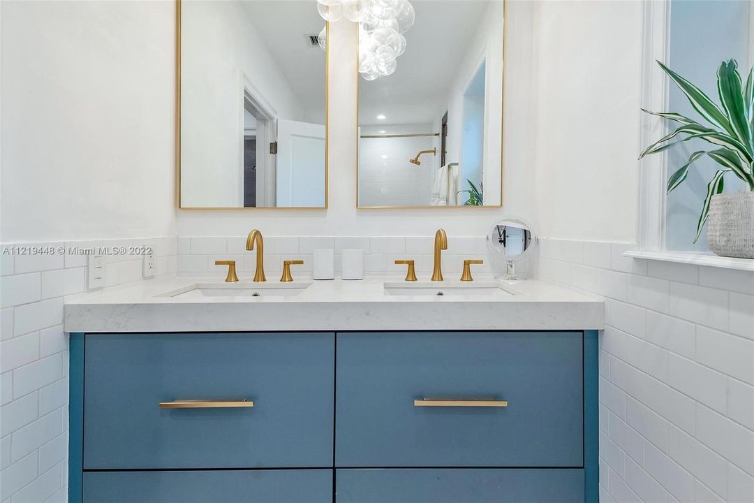 Recently Sold: $3,475,000 (5 beds, 3 baths, 4024 Square Feet)