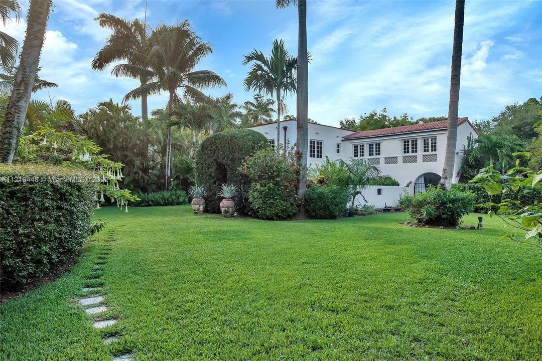Recently Sold: $3,475,000 (5 beds, 3 baths, 4024 Square Feet)