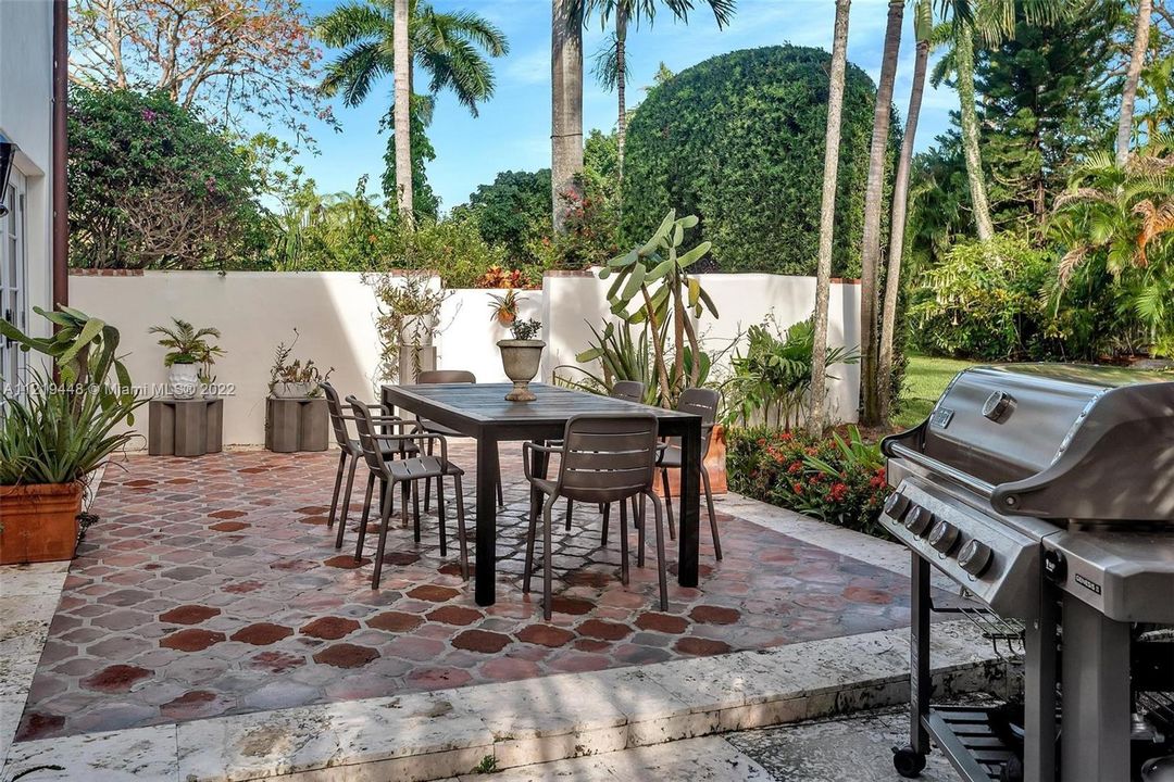 Recently Sold: $3,475,000 (5 beds, 3 baths, 4024 Square Feet)