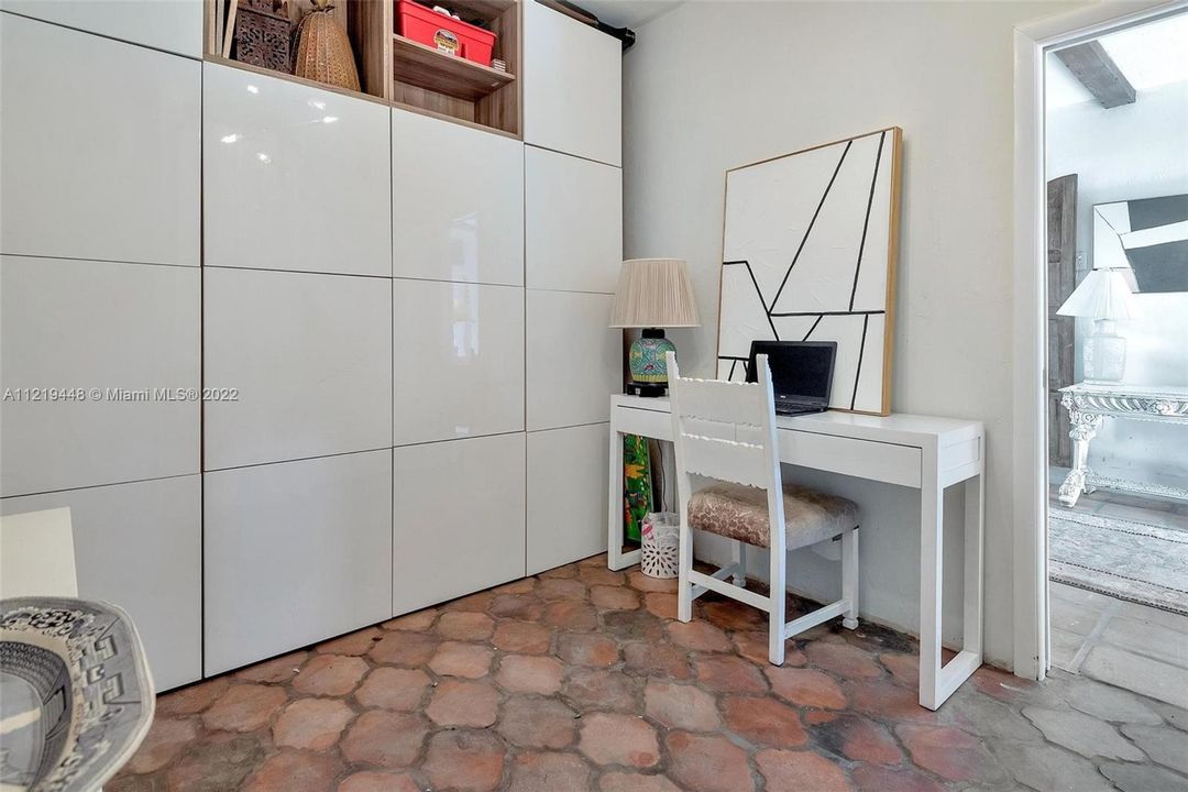 Recently Sold: $3,475,000 (5 beds, 3 baths, 4024 Square Feet)