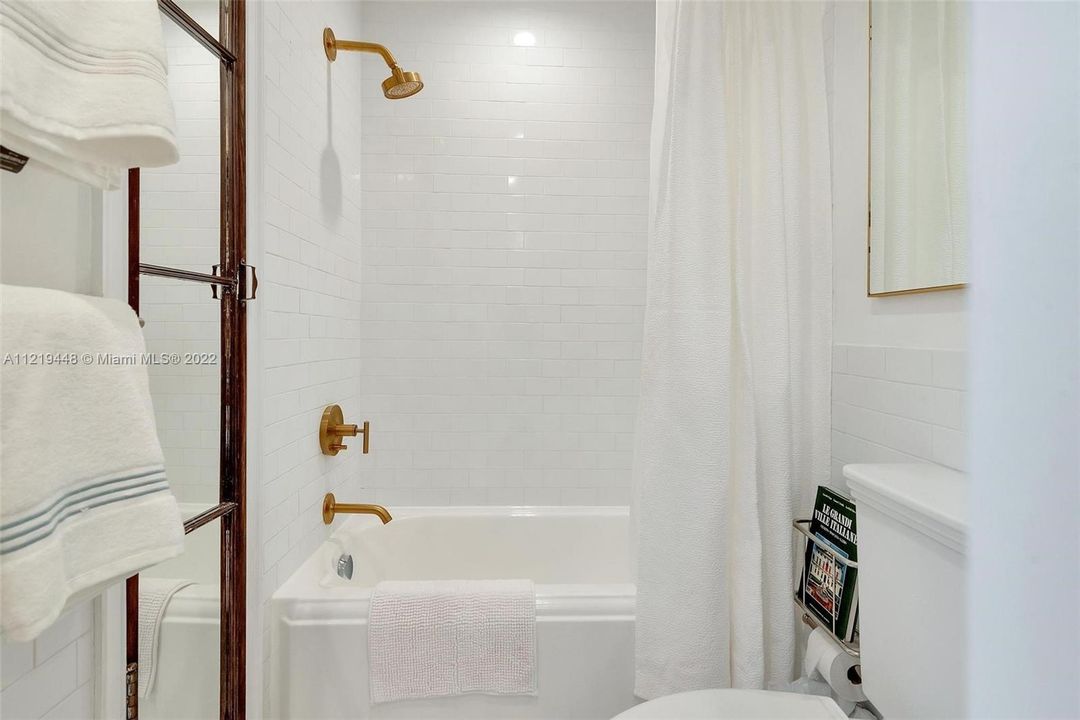 Recently Sold: $3,475,000 (5 beds, 3 baths, 4024 Square Feet)