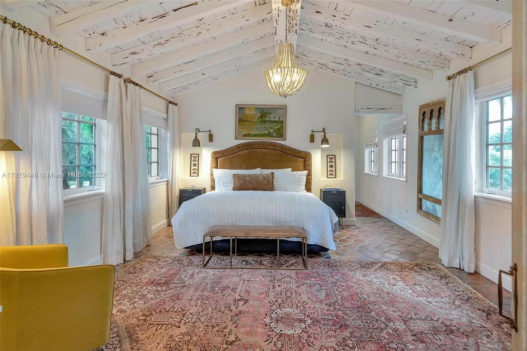Recently Sold: $3,475,000 (5 beds, 3 baths, 4024 Square Feet)