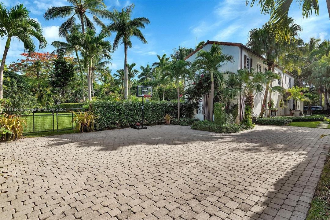 Recently Sold: $3,475,000 (5 beds, 3 baths, 4024 Square Feet)