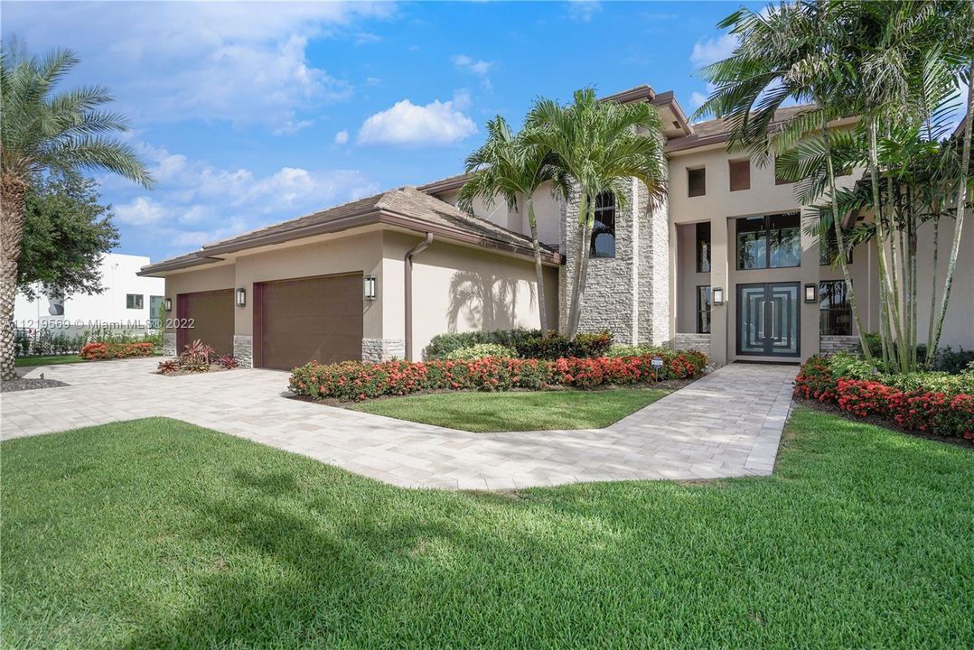 Recently Sold: $2,400,000 (5 beds, 5 baths, 4717 Square Feet)