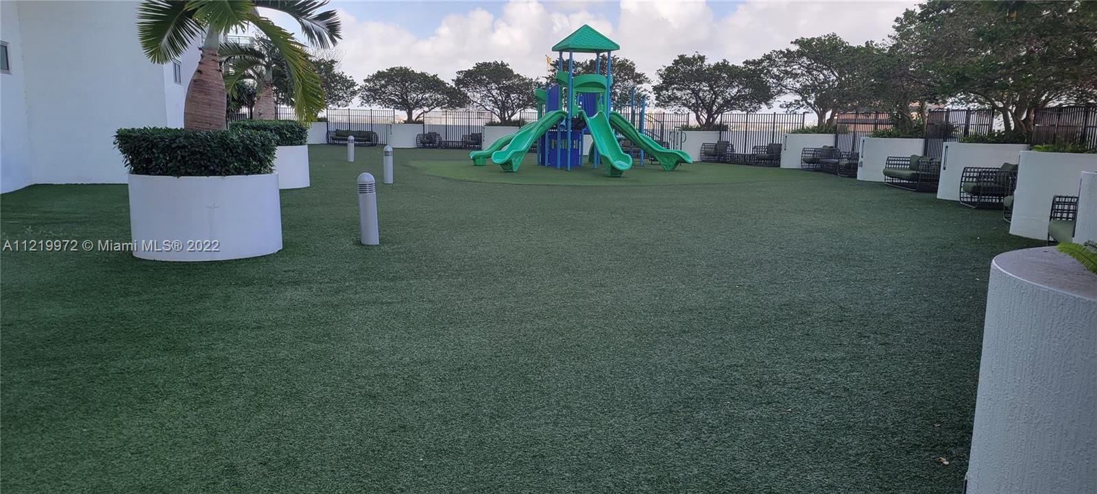 最近售出: $560,000 (2 贝兹, 2 浴室, 1079 平方英尺)