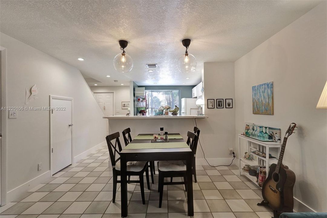 Recently Sold: $395,000 (2 beds, 1 baths, 1060 Square Feet)