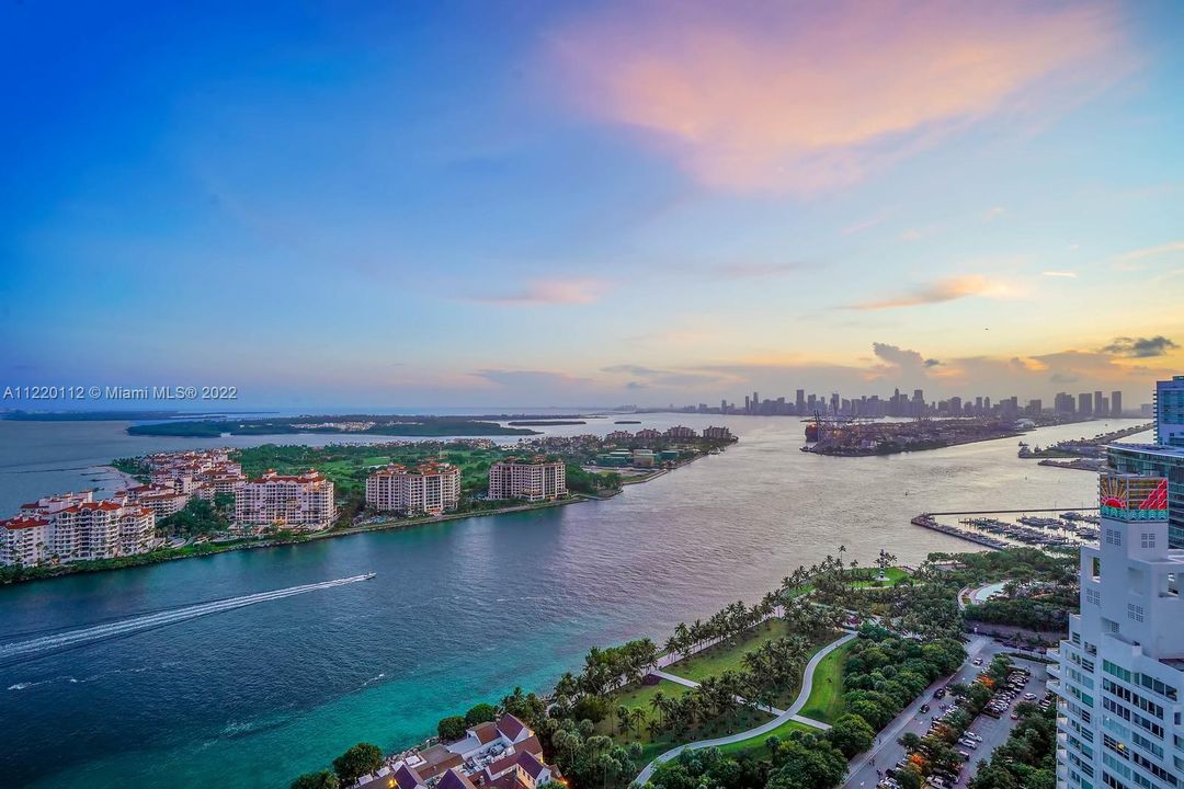 Recently Sold: $5,995,000 (2 beds, 2 baths, 1791 Square Feet)