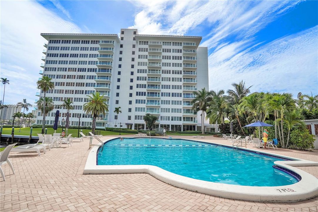 Recently Sold: $1,198,000 (2 beds, 2 baths, 1284 Square Feet)