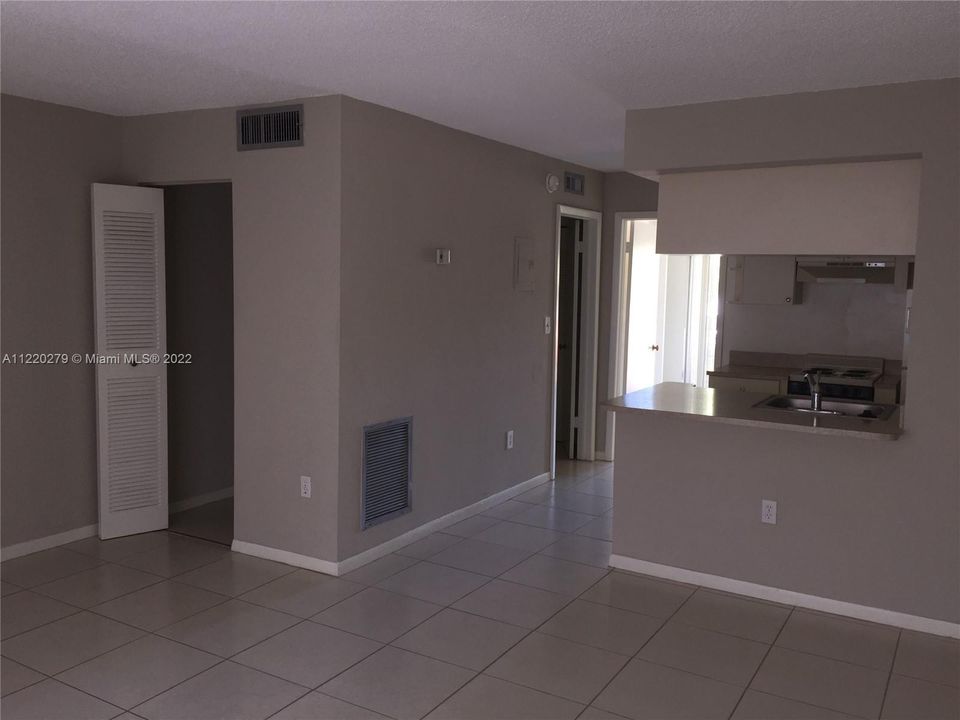 Recently Rented: $1,600 (1 beds, 1 baths, 555 Square Feet)