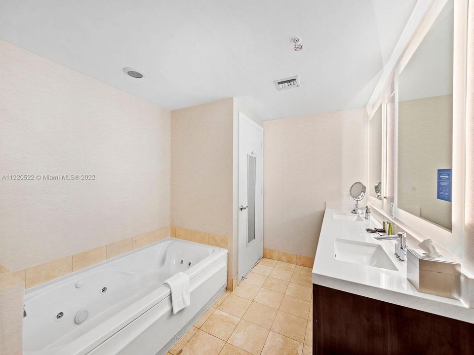 最近售出: $875,000 (3 贝兹, 3 浴室, 1860 平方英尺)