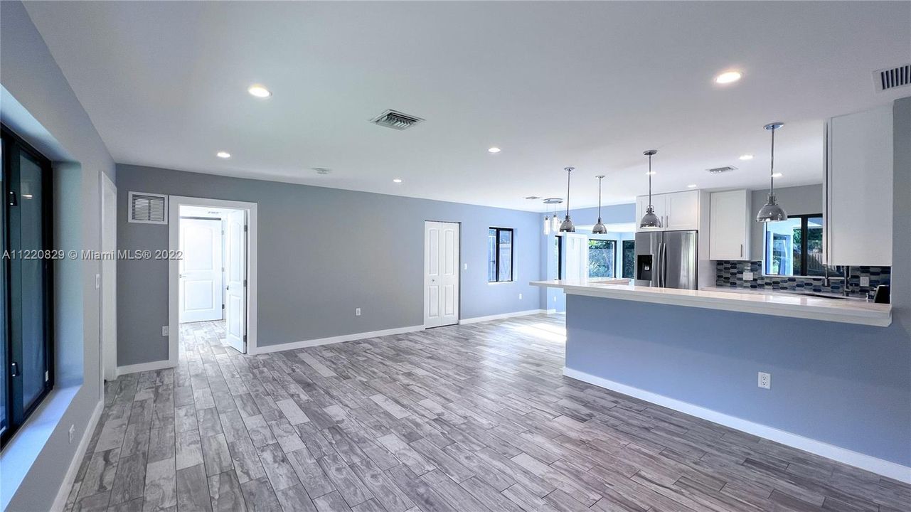 Recently Sold: $850,000 (3 beds, 2 baths, 1325 Square Feet)