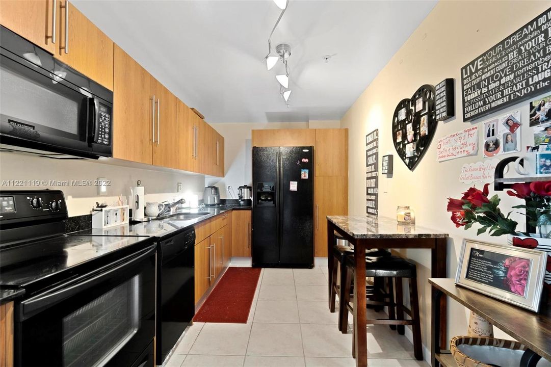 Recently Sold: $330,000 (1 beds, 1 baths, 906 Square Feet)