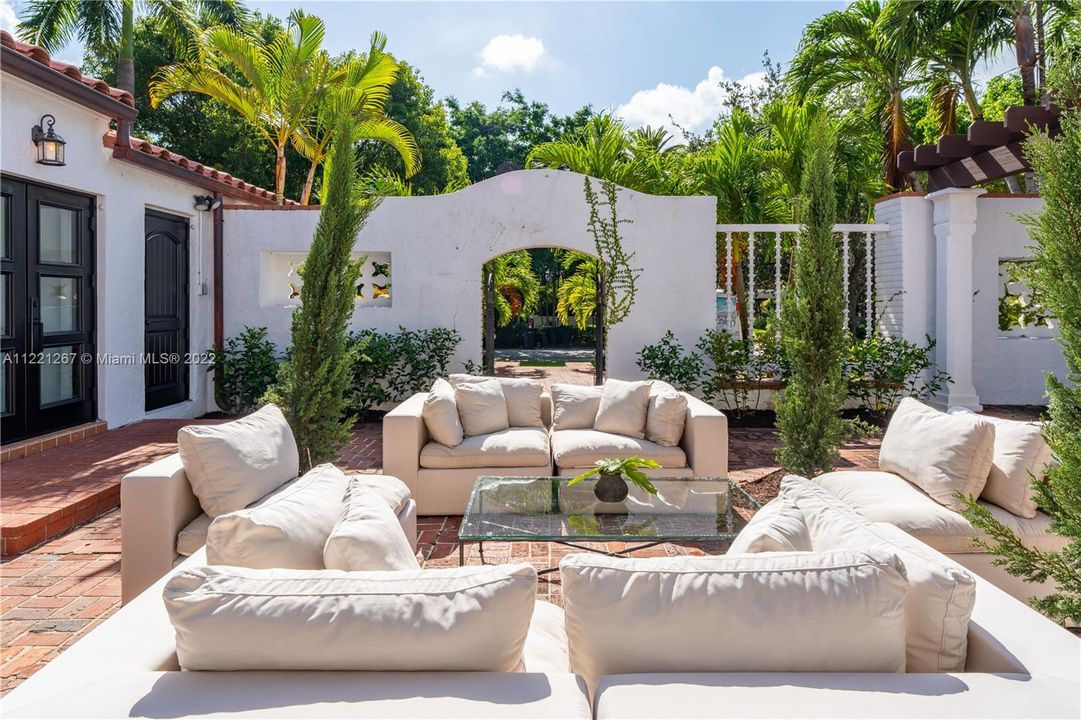 Recently Sold: $3,000,000 (4 beds, 4 baths, 2810 Square Feet)