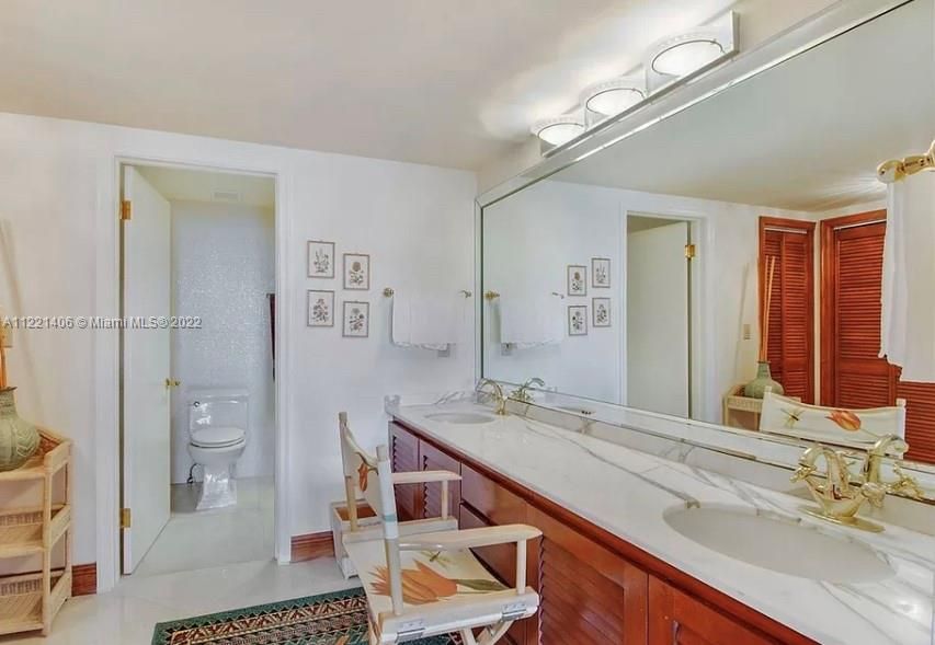 Недавно продано: $1,395,000 (2 спален, 2 ванн, 1260 Квадратных фут)
