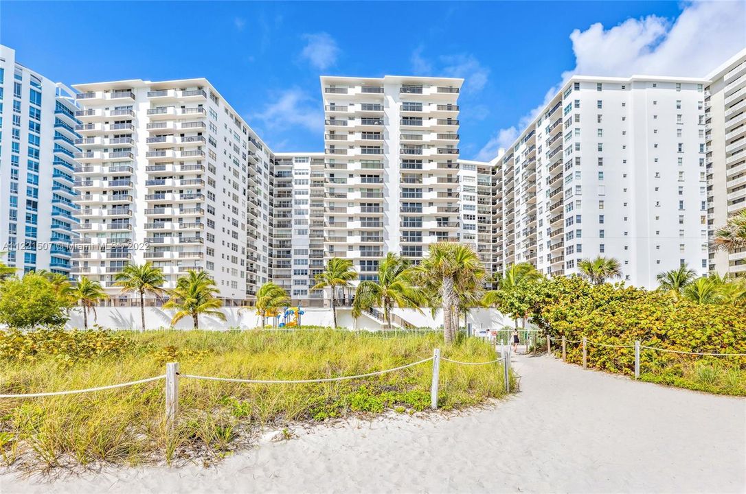 Recently Sold: $480,000 (1 beds, 2 baths, 1206 Square Feet)