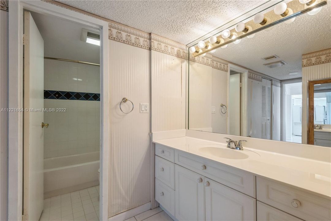 最近售出: $329,000 (2 贝兹, 2 浴室, 996 平方英尺)