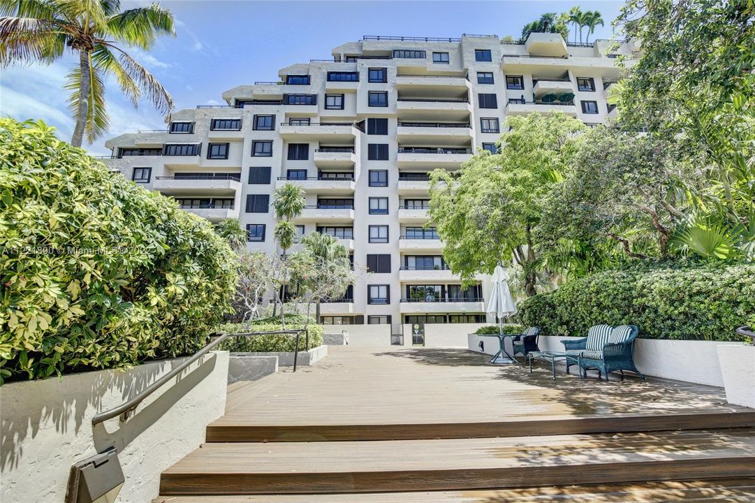 Recently Sold: $1,199,000 (2 beds, 3 baths, 1488 Square Feet)