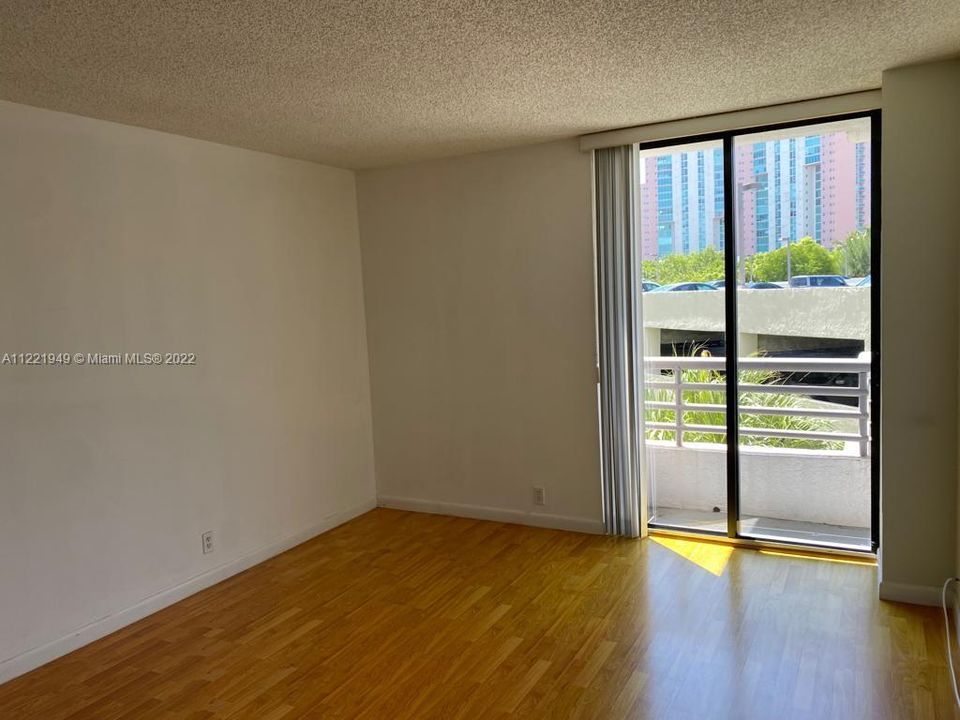Recently Sold: $380,000 (2 beds, 1 baths, 1302 Square Feet)